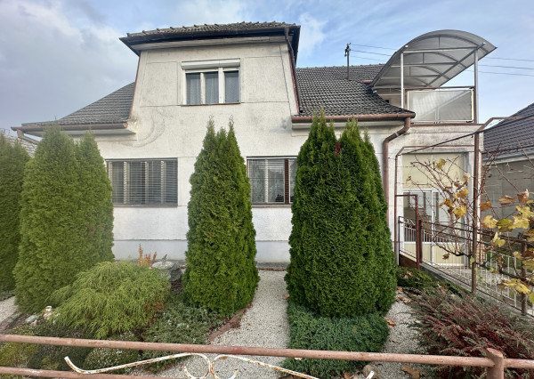 Na predaj: tehlový rodinný dom v Čachticiach.